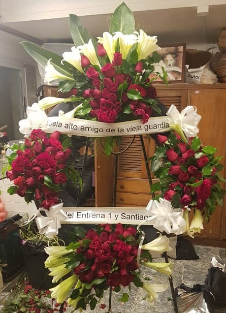 Imagen de Corona rosas Descripcion: Corona americana con 40 rosas y liliums 